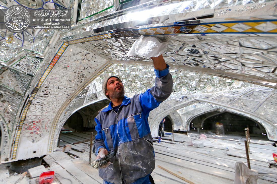 أشكال هندسية وأنعكاسات جميلة تصنعها أيدي الفنيين في صحن السيدة فاطمة عليها السلام تمهيداً لافتتاحه 