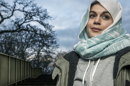 مسلمة كندية ترد علي الكراهية بإهداء الورود