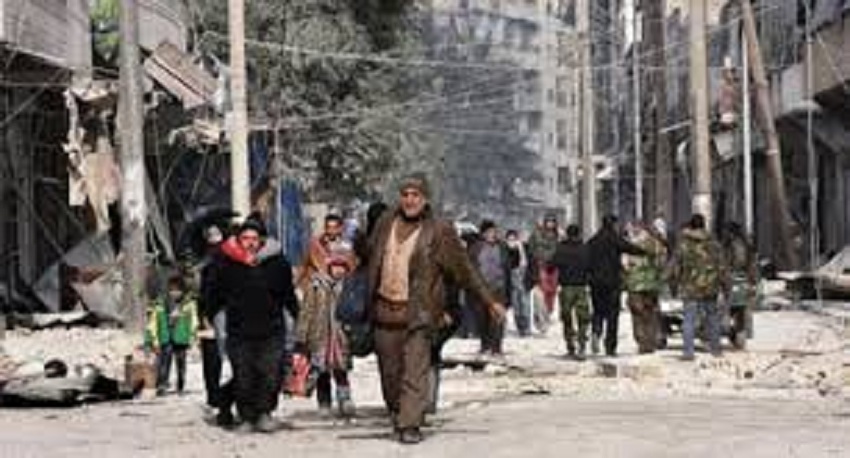 مركز حميميم: 6 آلاف مدني و360 مسلحاً خرجوا من حلب في غضون 24 ساعة