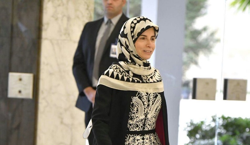 الوزيرة الشيعية تشعل وسائل التواصل الاجتماعي بحجابها وعدم مصافحتها لزملائها