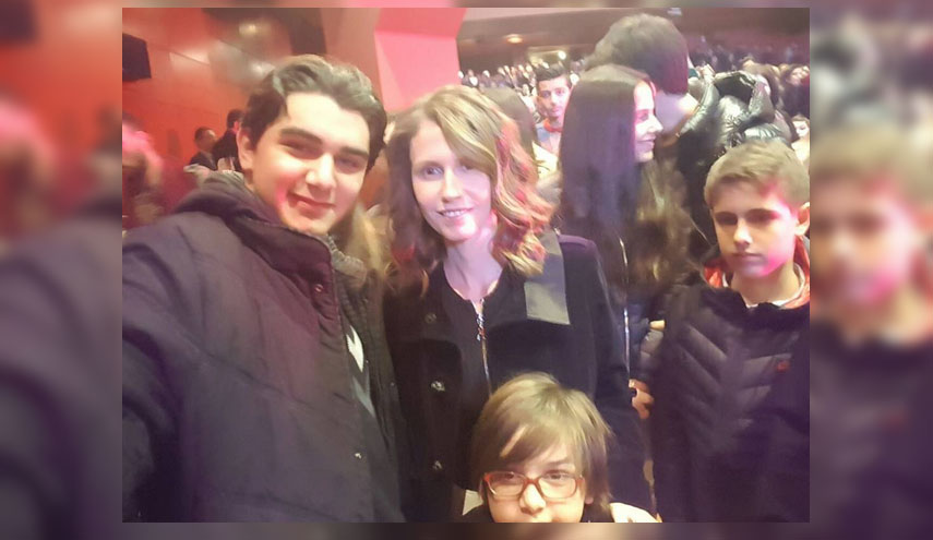 سلاف فواخرجي وابنيها يلتقطان الصور مع ...