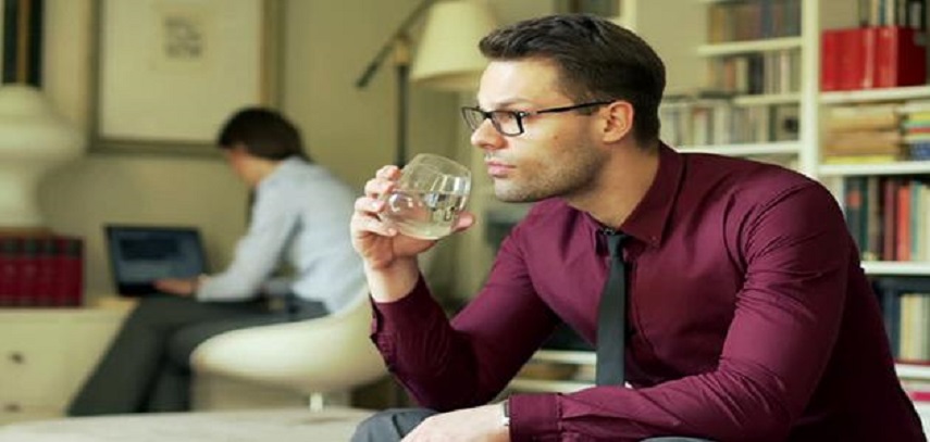 تعرف على فوائد شرب الماء جالساً !