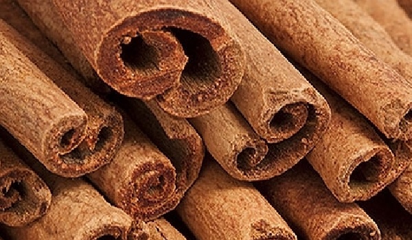 الشاي الأخضر والقرفة أفضل مشروبات للتخلص من الطعم المعدني في الفم