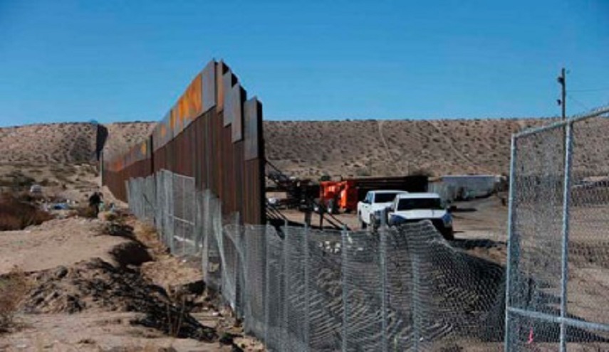 الرئيس المكسيكي يستنكر خطة ترامب لبناء جدار ويتعهد بحماية المهاجرين 