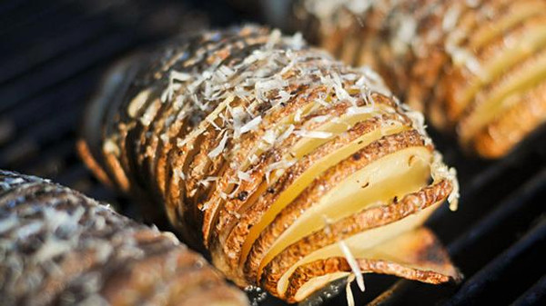 مفاجأة.. البطاطا المشوية والخبز المحمر يسببان السرطان