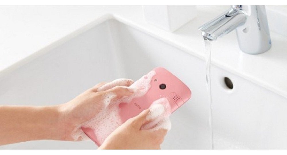 اليابانيون يبتكرون هاتفا ذكيا يمكنك غسله بالماء والصابون