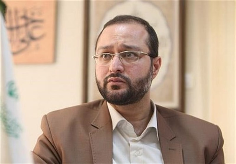 توزيع مصحف للخطاط النيريزي علي ضيوف "مشهد؛ عاصمة الثقافة الإسلامية"