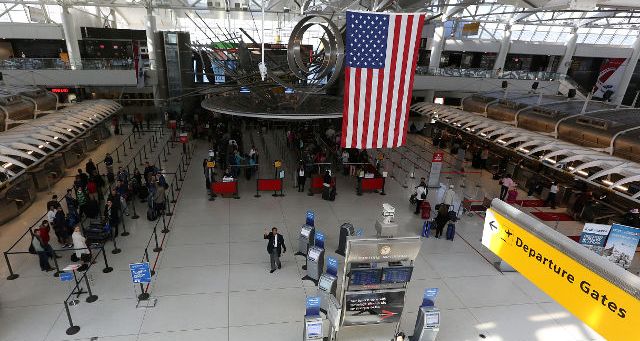  بالصور.. مسلمون يحولون مطارات أميركية الى مساجد