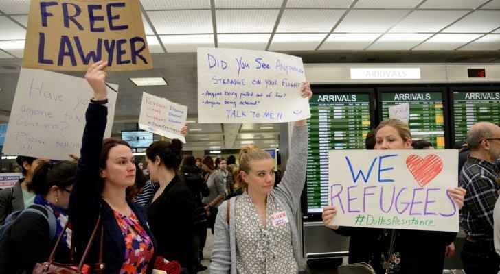 السماح للعراقيين المحتجزين في مطارات أمريكا بالدخول