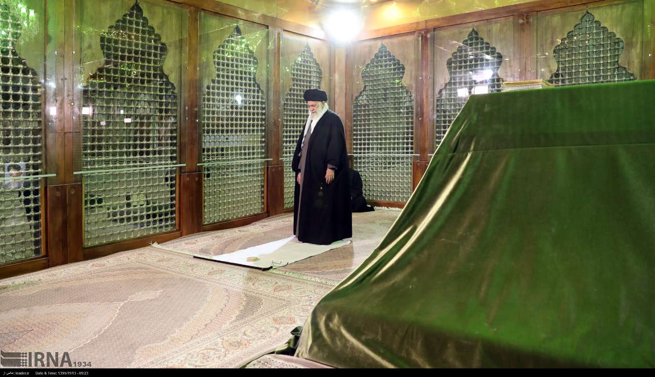 بالصور : زيارة الامام الخامنئي لمرقد مؤسس الجمهورية الاسلامية والشهداء