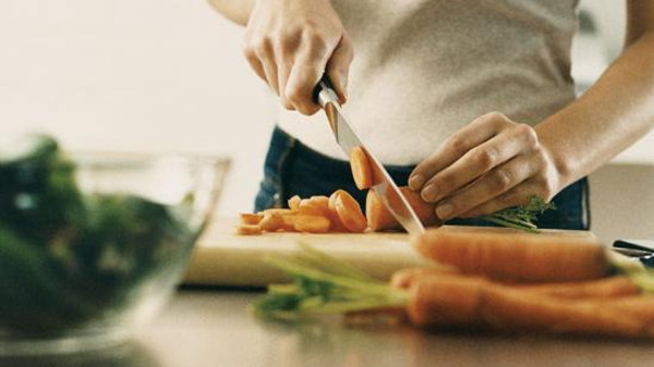 لهذه الأسباب لوح التقطيع الخشبي أفضل من البلاستيكي