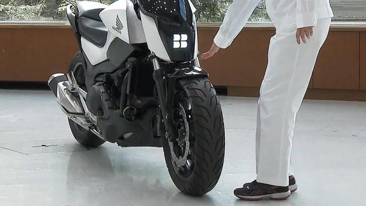 هوندا تبتكر دراجة نارية ذاتية التوازن لا تسقط أبدا