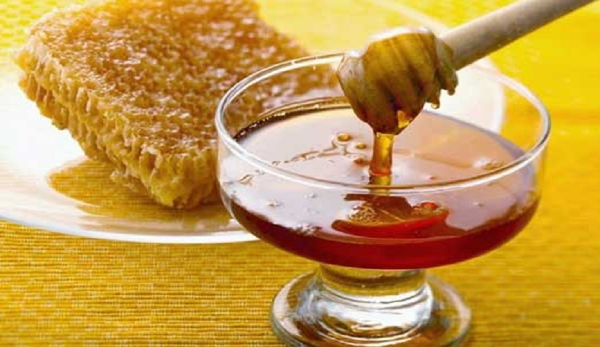 هذا ما يحصل إذا وضعتم قطرة من العسل على سرة البطن