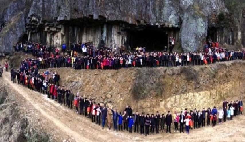 اكثر من 500 شخص من عائلة صينية واحدة يتجمعون لإلتقاط صورة