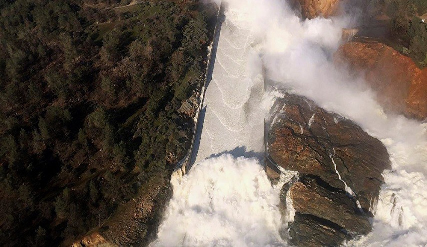 مخاوف من انهيار أطول سد في أمريكا