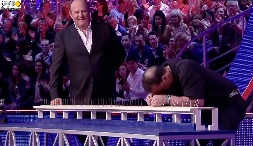 دخل غينيس ! بعد أن دقّ 38 مسماراً برأسه