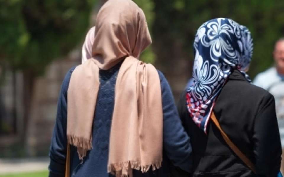 عطر المرأة المسلمة .. واحكامه