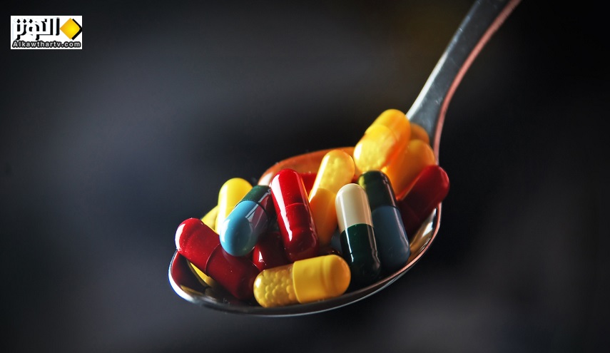 لماذا كبسولة الدواء ذات لونين مختلفين؟