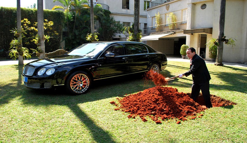 برازيلي يدفن سيارته الفاخرة والسبب؟!ّ