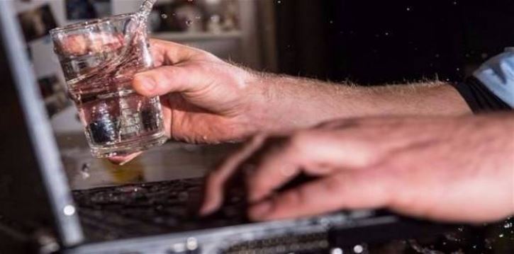 ما العمل عند انسكاب سوائل على اللاب توب؟ 