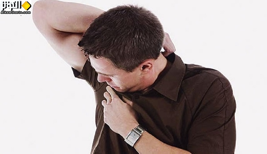 5 أكلات تسبب رائحة "العرق".. والشبة البودرة أفضل حل