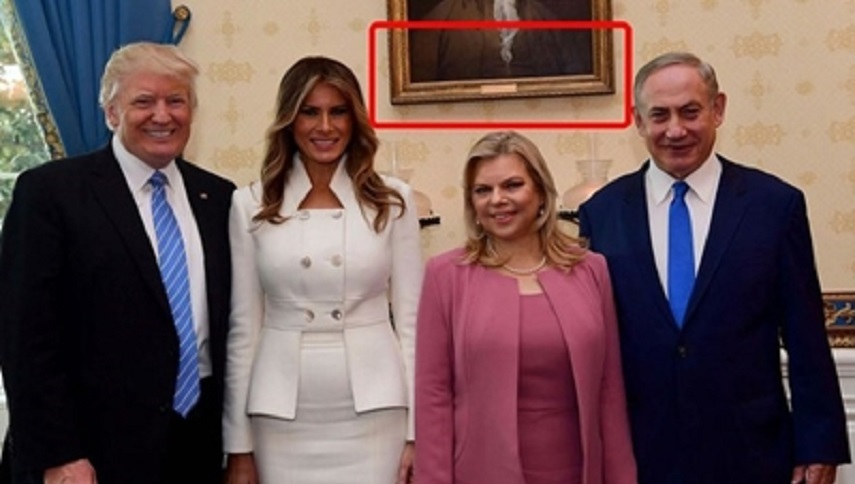 ما سر حرف اللوحة خلف ترامب ونتنياهو؟