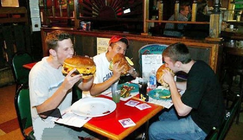 لماذا بعض الناس لا يزداد وزنهم أبدًا؟