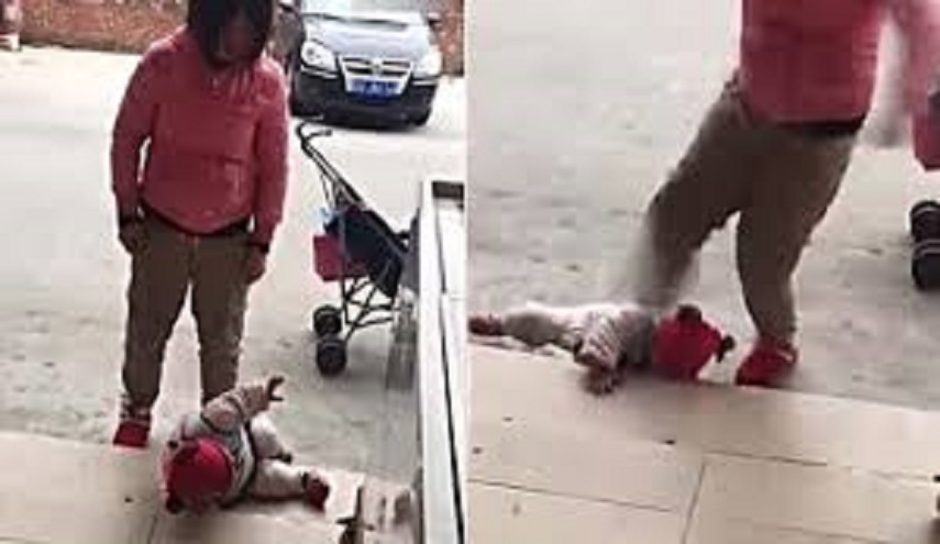 شاهد لحظات مُفجعة لأم تركل طفلتها بوحشية.. والسبب سيصدمكم!                            -