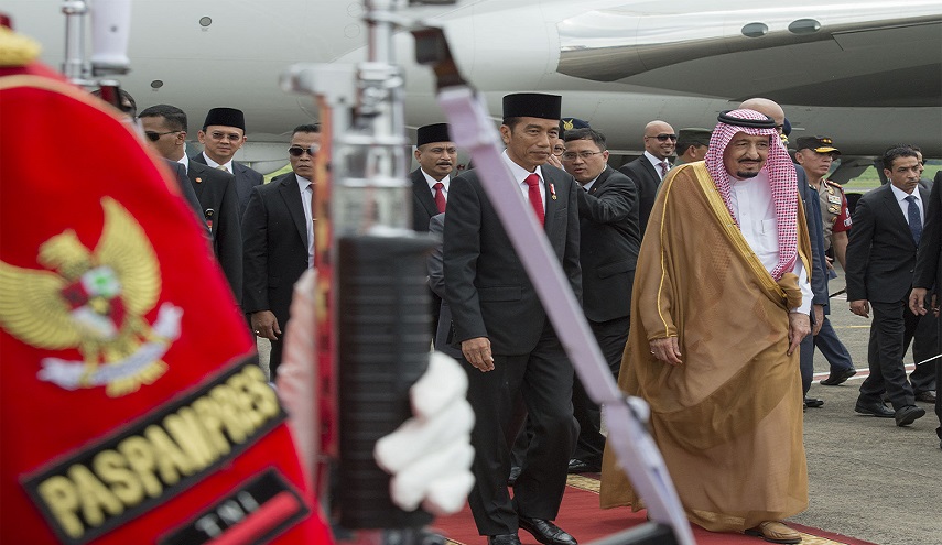  الملك السعودي مع 459 طن أمتعة وسيارتين فاخرتين يصل اندونيسيا !!