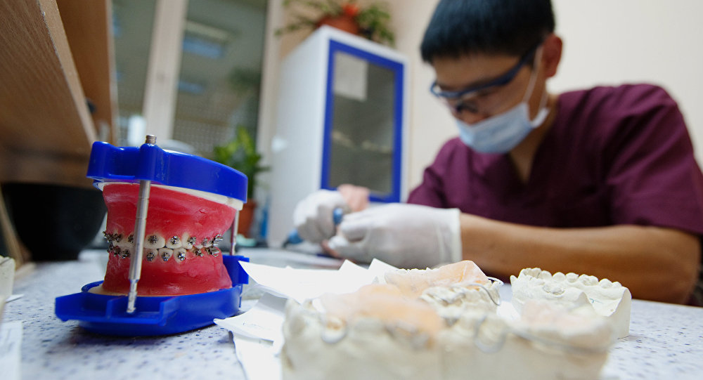 في السعودية، تم اعتقاله لأنه يعمل طبيب أسنان ، وهو في الاصل ....!!