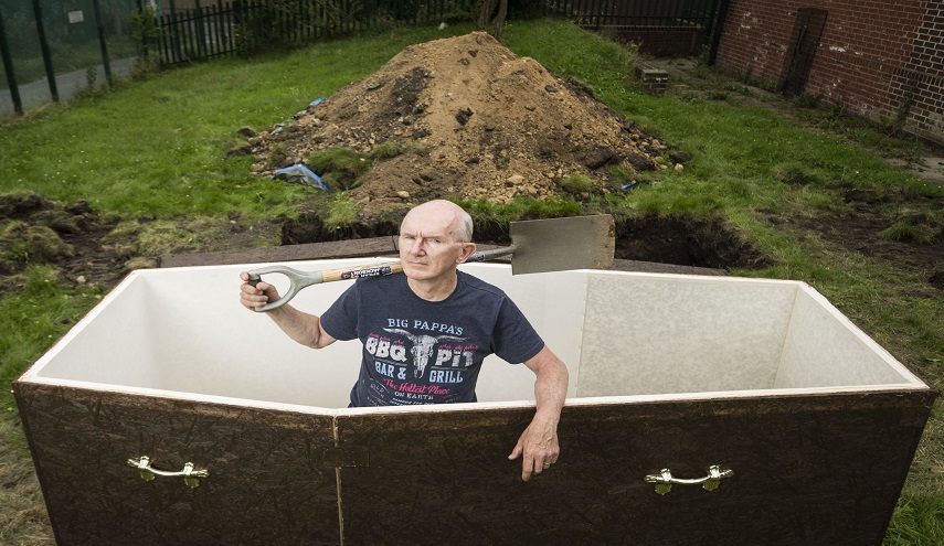 بالصور .. رجل يدفن نفسه في نعش 3 أيام !