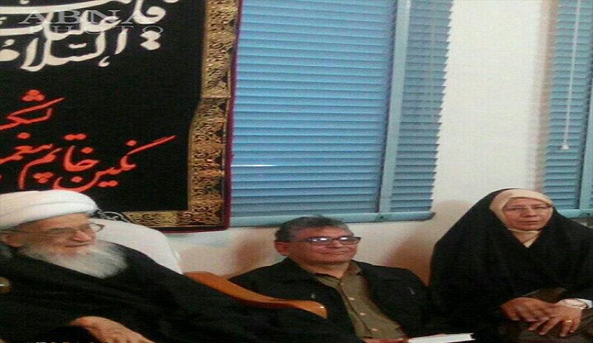 زوجان مسيحيان يعلنان اسلامهما عند المرجع الديني صافي كلبايكاني