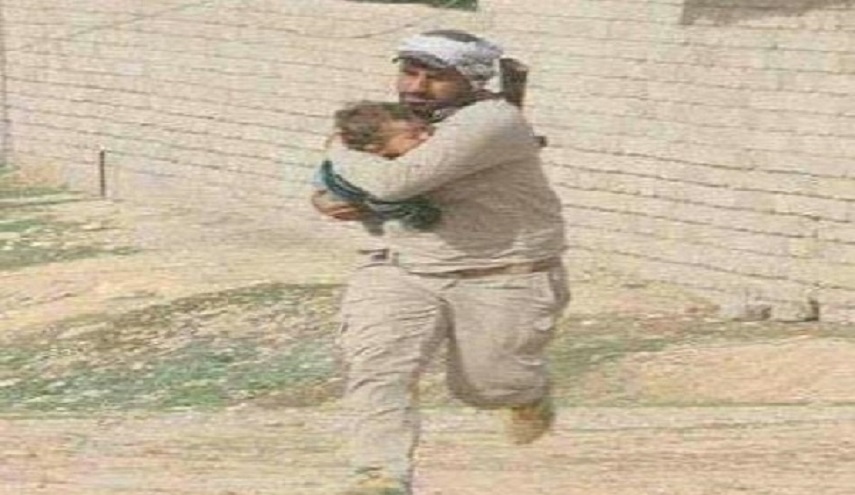 المقاتل العراقي الذي أحتضن طفلاً موصلياً يروي حكايته: مازلت حياً