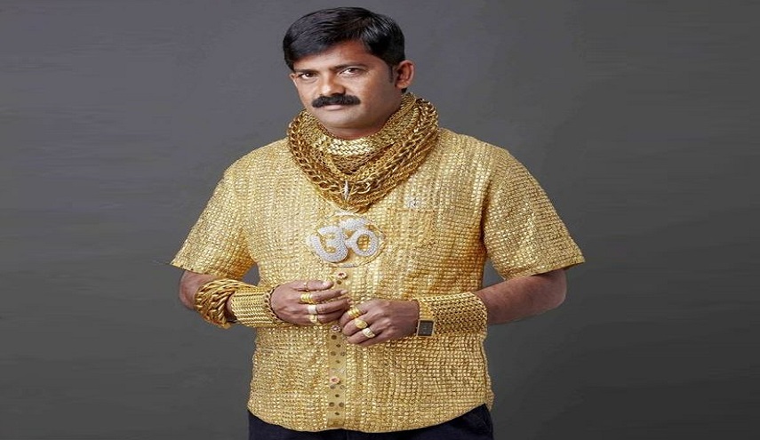 اليكم الصور لرجل ثري يرتدي قميص من الذهب