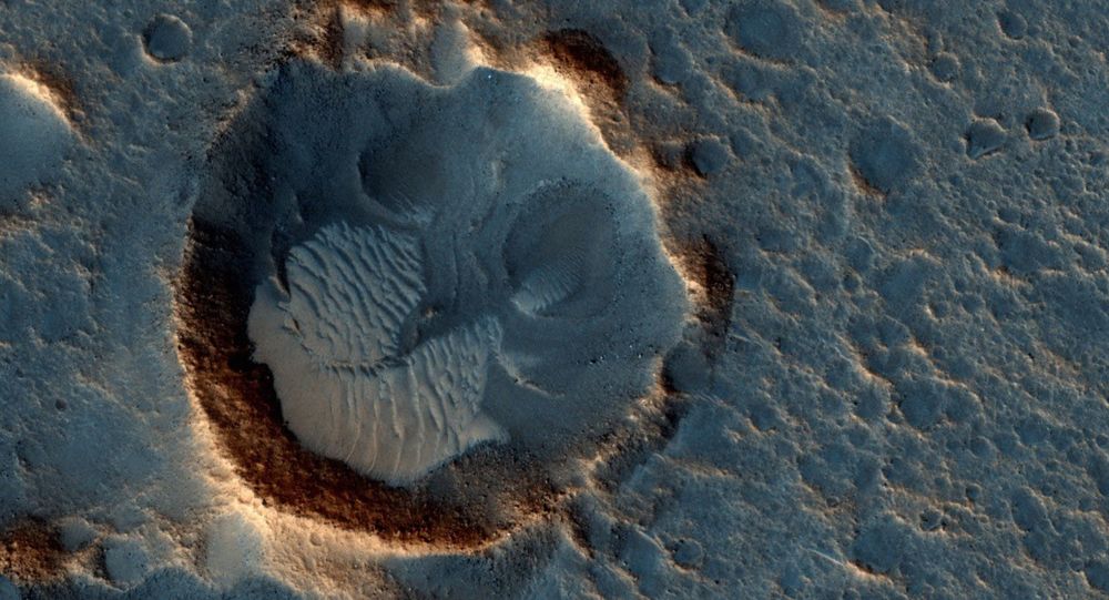 علماء: حفرة على سطح المريخ بسبب "تسونامي" عنيف