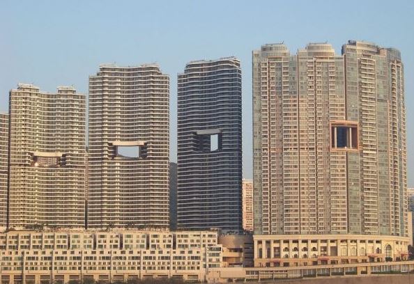 ماهو سر الثقوب في ناطحات سحاب "بيونغ يانغ"... لن تتوقعوه!