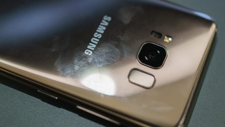 غالاكسي إس 8 يكشف عن أولى مشكلاته