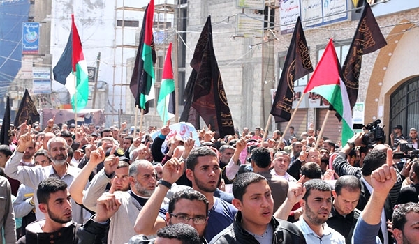 بالصور..وقفة احتجاج للجهاد الإسلامي هاتفا"لن نسمح بتمزيق الأرض الفلسطينية"..