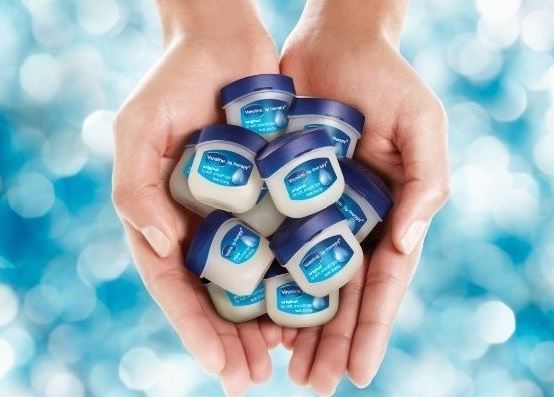 لهذا السبب المفاجئ.. مخترع فازلين تناول ملعقة من المسحوق يومياً!!