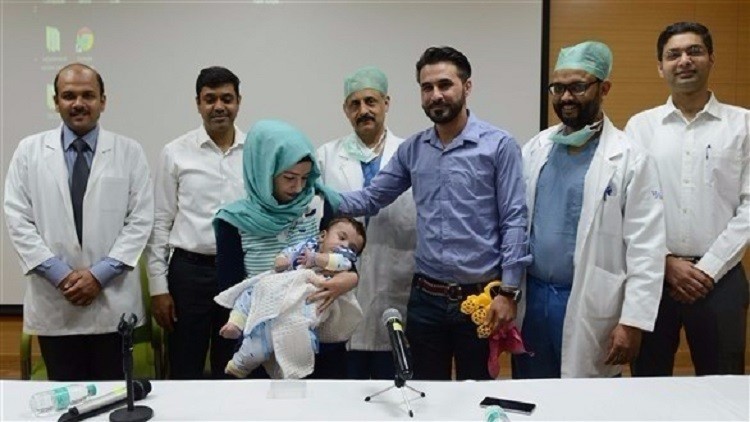 طفل عراقي بثمانية أطراف يخضع لعمليات ناجحة في الهند 