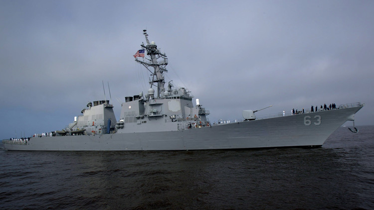 مدمرة أمريكية تسبح في بحر الصين الجنوبي