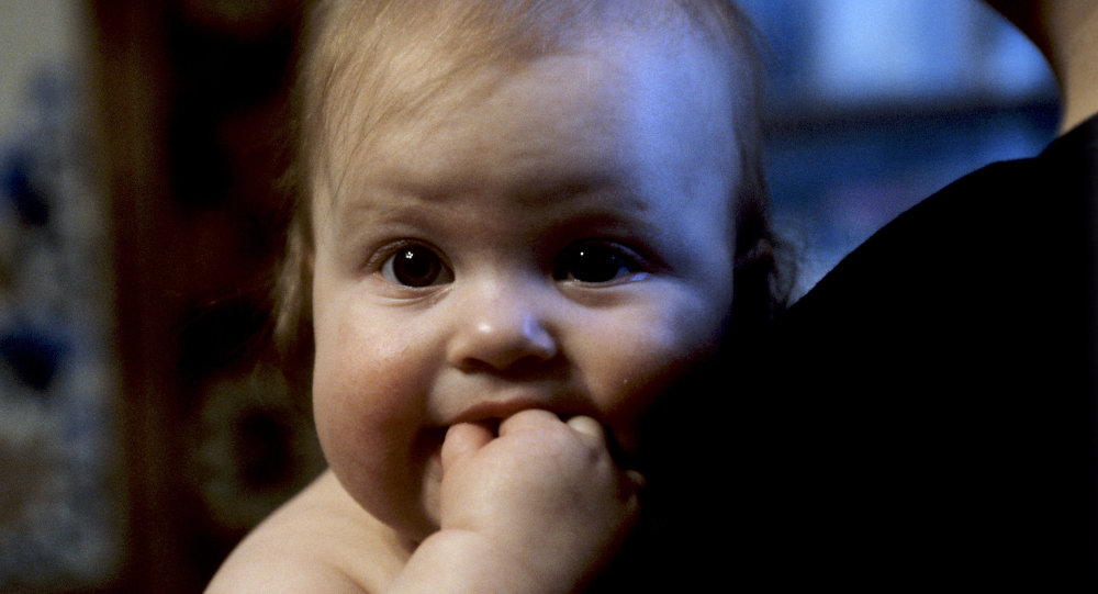 رضيع في شهره الثالث يُسئل عن أنشطته الارهابية في الولايات المتحدة!!