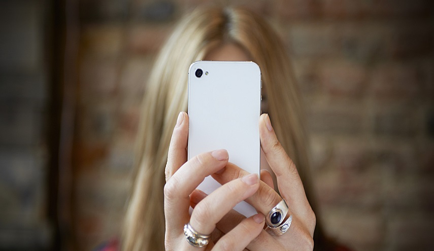 النساء أكثر إدماناً على الهواتف الذكية !!