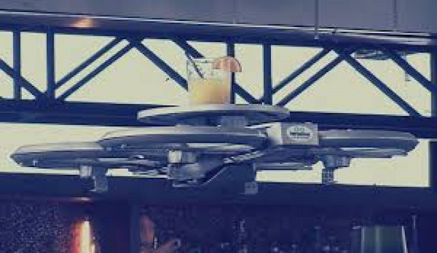 مطعم يقدم الأكل للزبائن عبر الطائرات