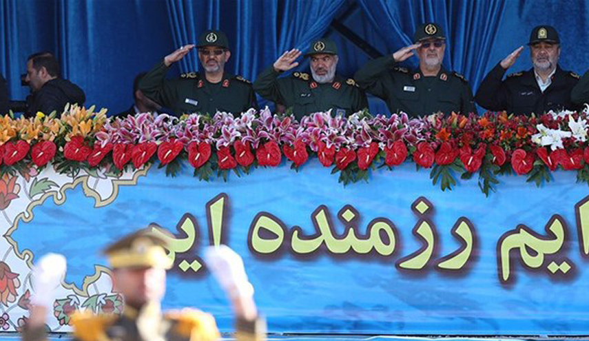 بالصور.. استعراض لجيش الجمهورية الاسلامية في العاصمة طهران