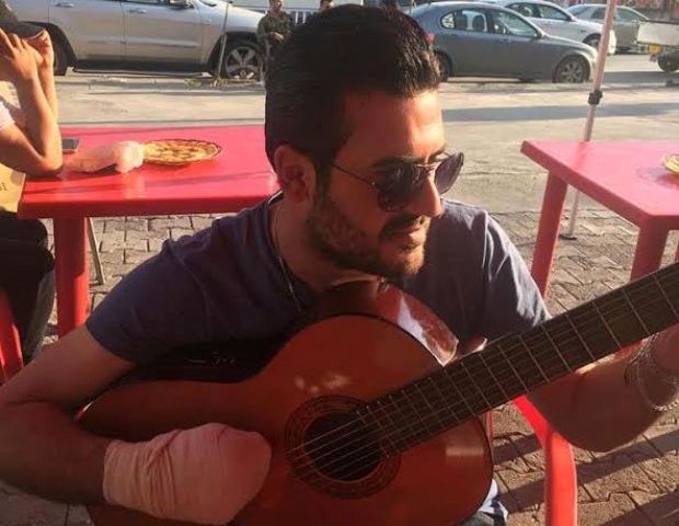 بالصور.. عشرات الكفوف لطفلة فقدت يدها بسبب خطأ طبي في دهوك