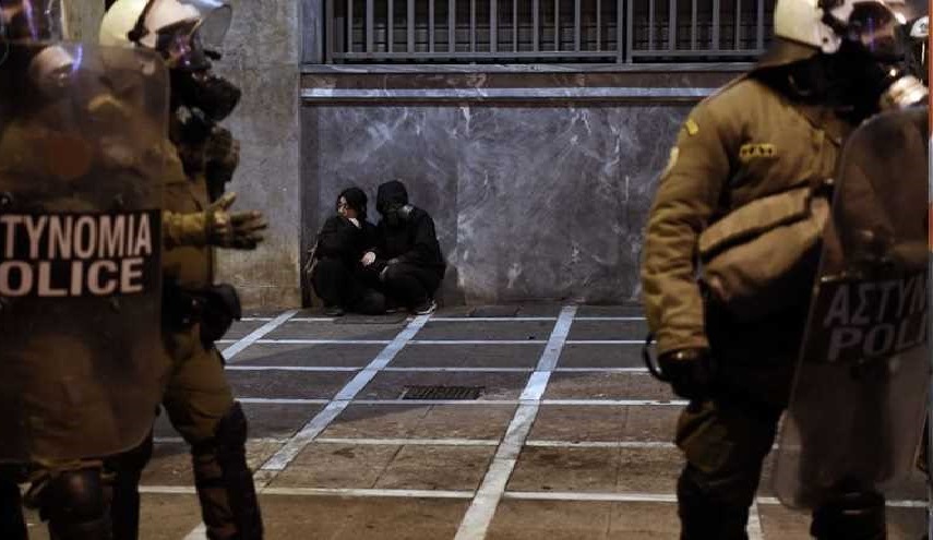 انفجار ضخم أمام بنك في العاصمة اليونانية أثينا