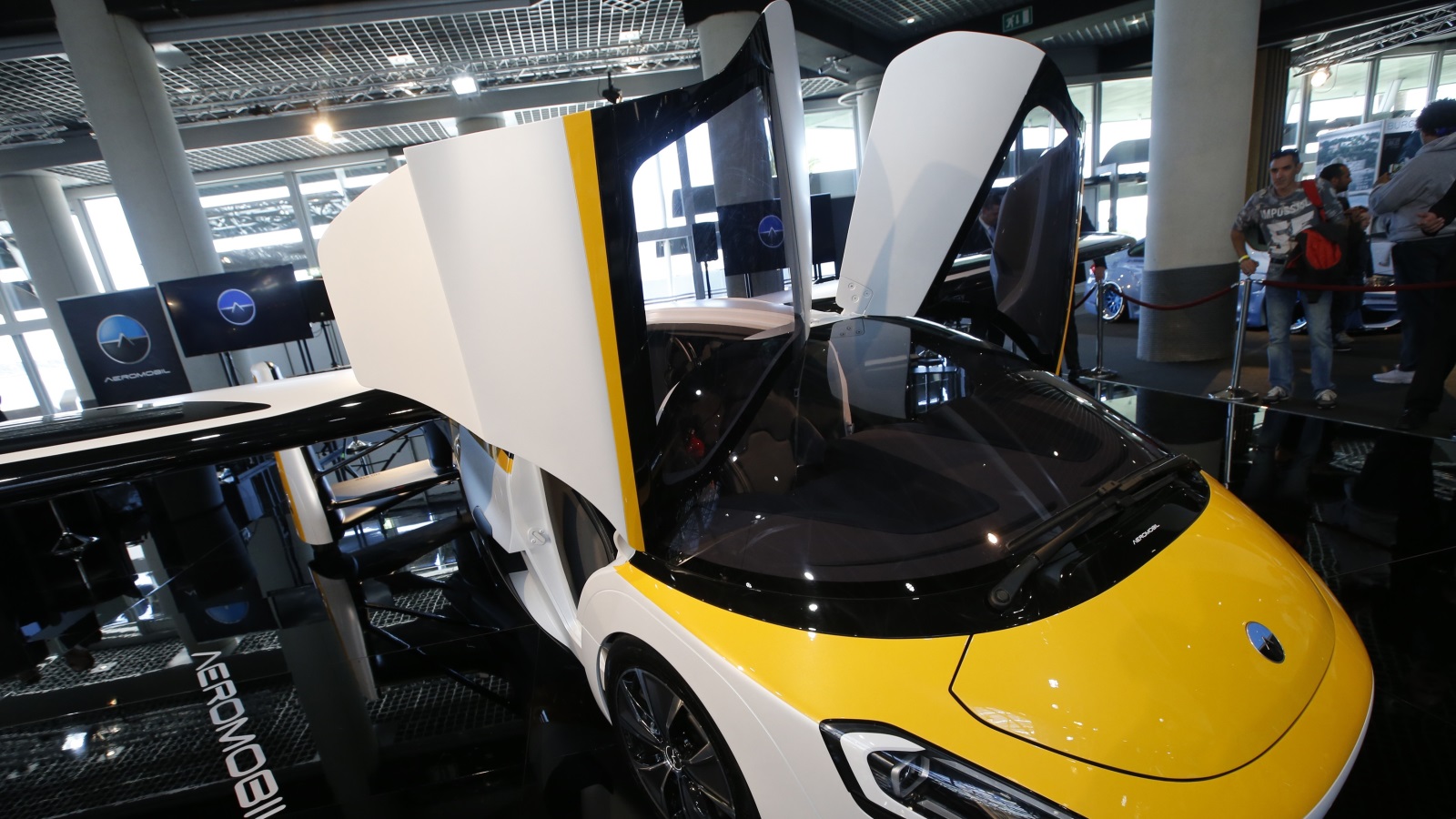 إزاحة الستار عن عربة طائرة في موناكو