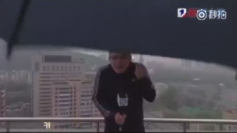 شاهد بالفيديو.. لحظة تعرض مراسل لصاعقة برق أثناء البث المباشر