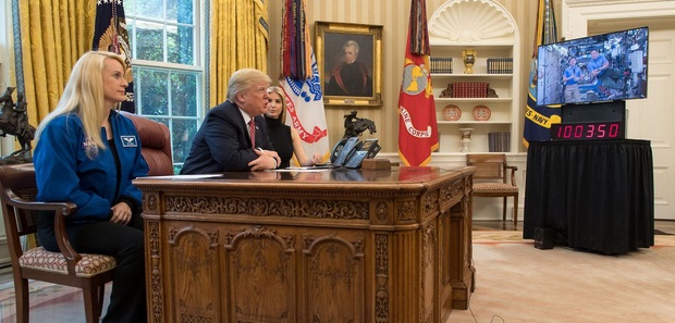 ترامب يطرح سؤالا غريبا على رواد الفضاء في ناسا،،،، ماذا قال؟!